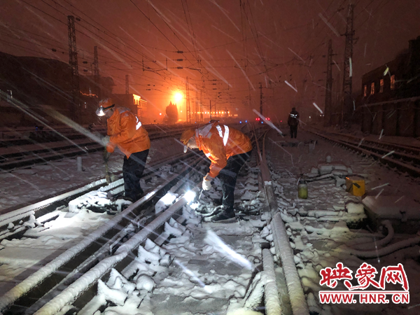 河南地区迎来新年首场降雪 铁路部门昼夜坚守保证旅客安全