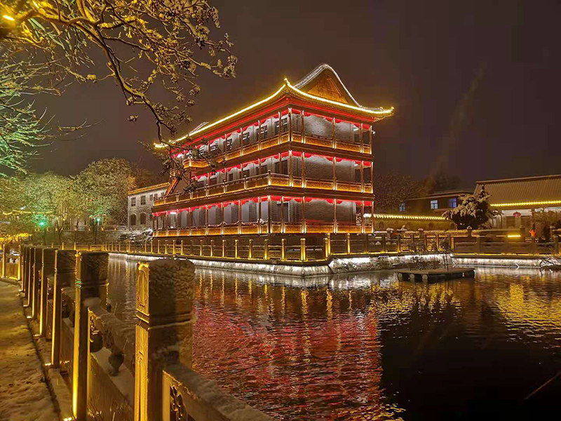 安阳市民游客雪夜打卡网红街仓巷街赏雪拍照不亦乐乎