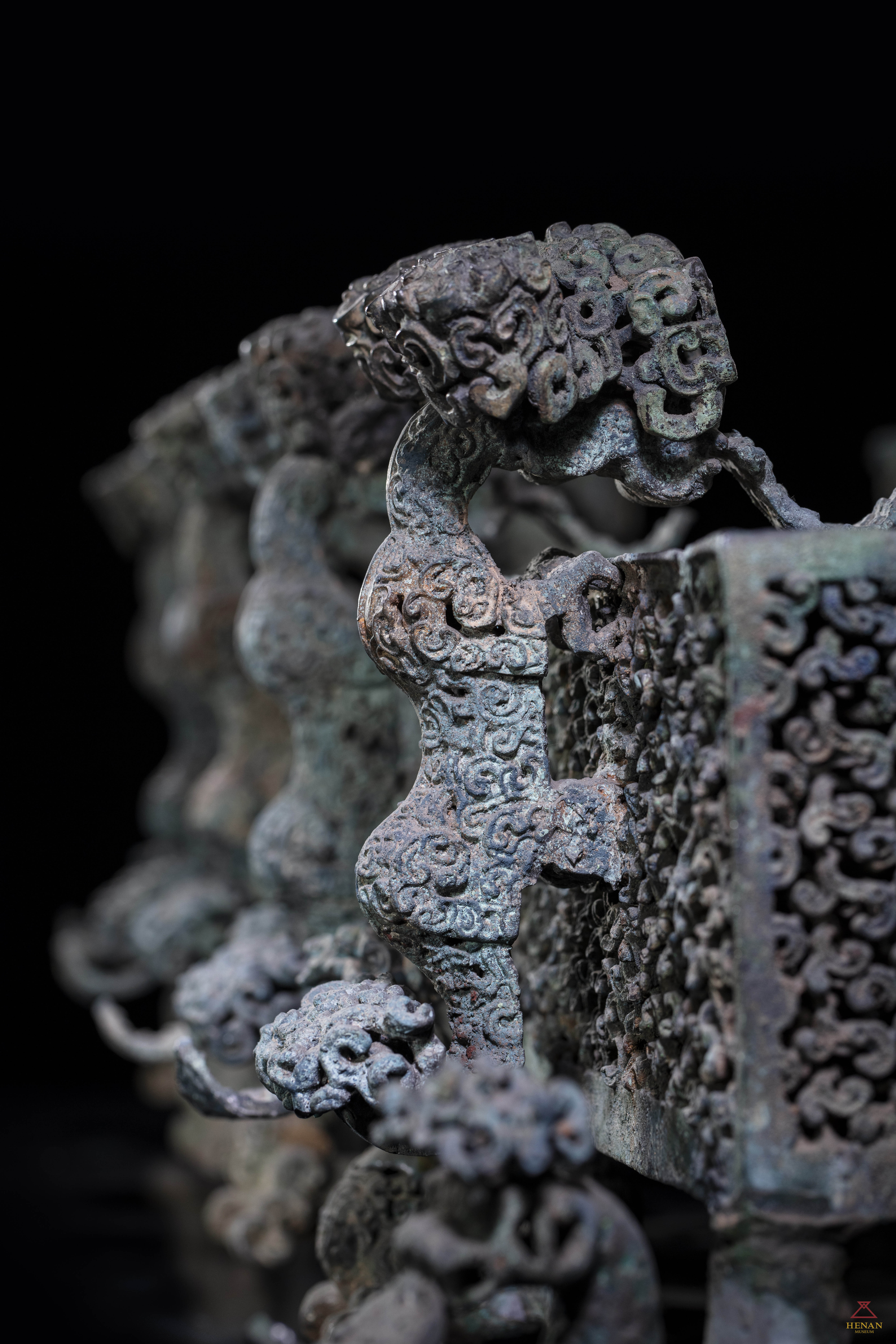 摄制:河南博物院云纹铜禁造型奇特,纹饰细腻繁缛,工艺复杂精湛,其铸造