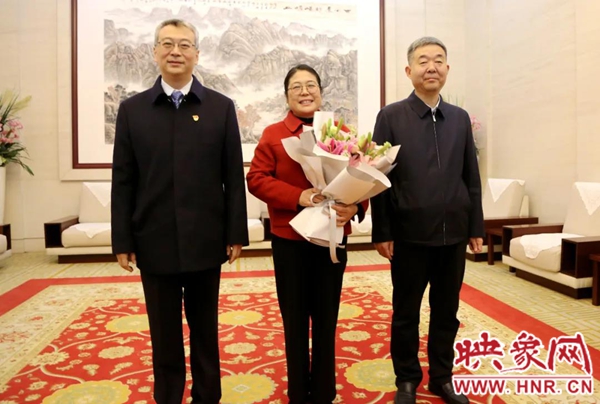 新蔡县委书记邵奉公狮子口村驻村第一书记原玉荣载誉归来