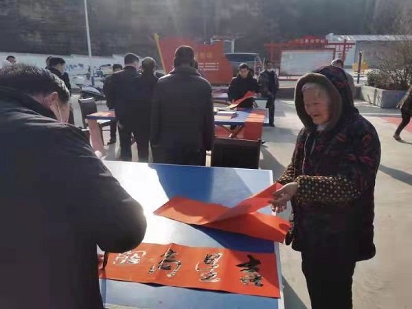 宝丰县：翰墨飘香迎新年 手写春联送温暖