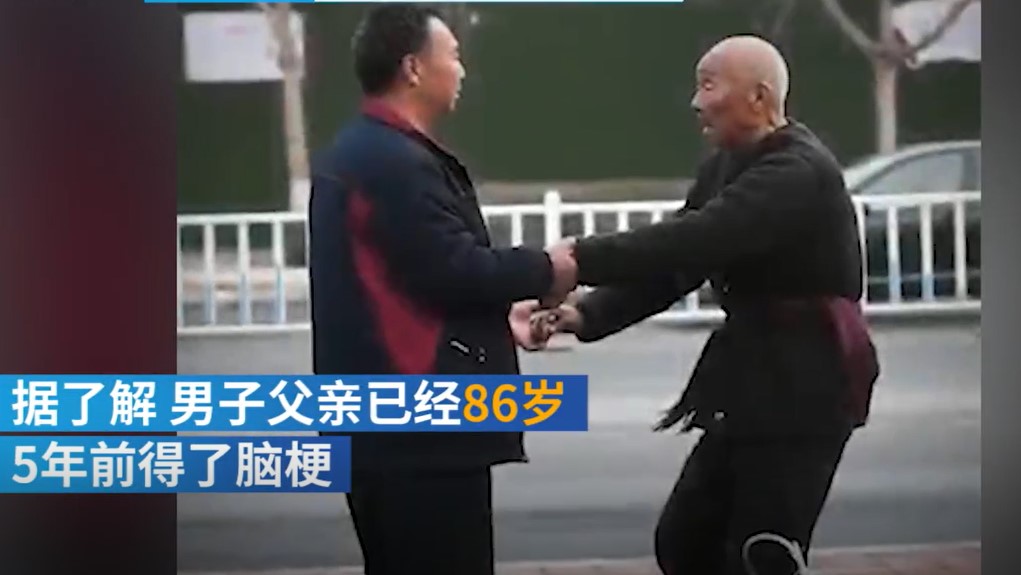 郑州一男子5年前辞职 为照顾患有脑梗的86岁父亲