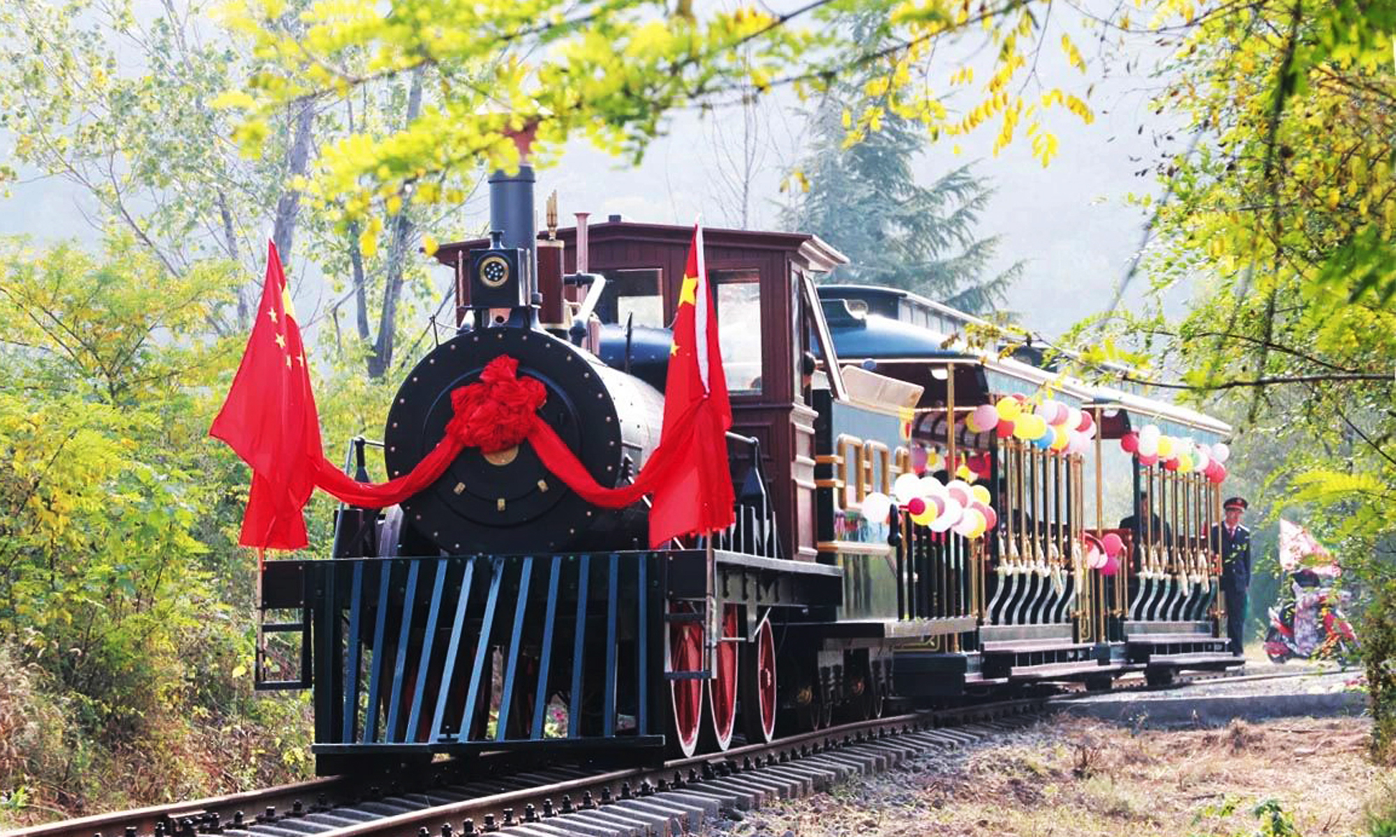 该沿黄时光列车,全线总长约14公里,贯穿三门峡市湖滨区会兴街道和高庙