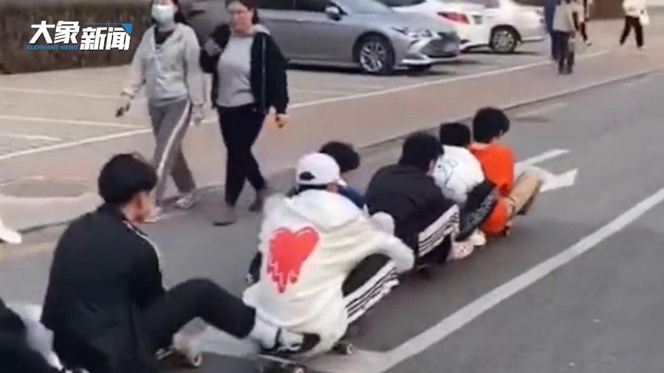学生自制滑板小火车逛校园，网友：满满的少年感