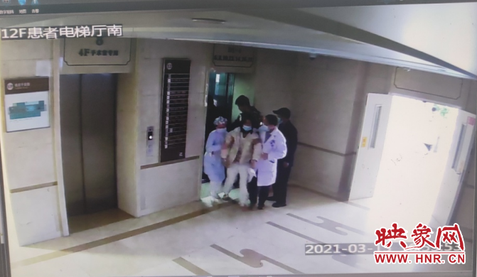 郑州一患者晕倒电梯间 “白衣天使”爱心接力紧急施救