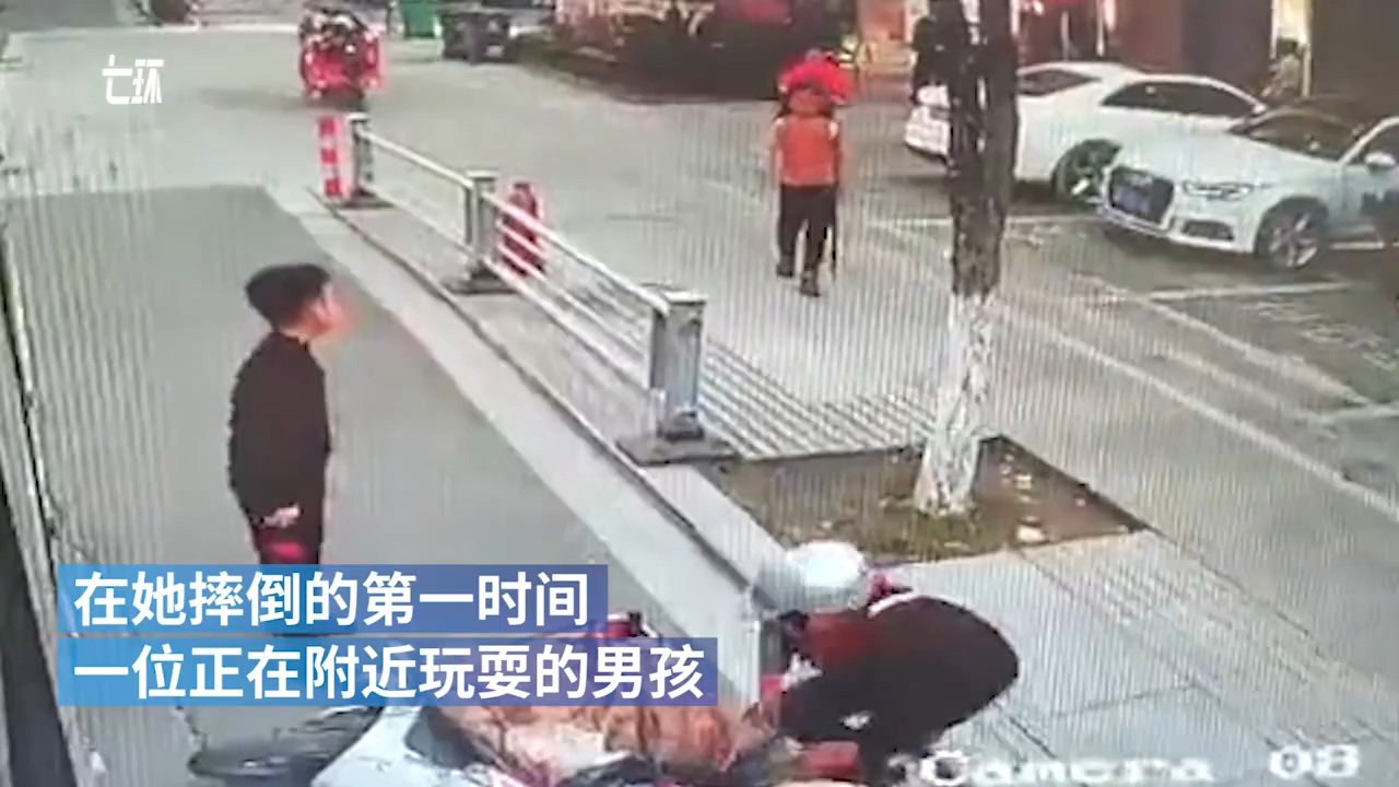 9岁男孩扔下玩具扶摔倒老人