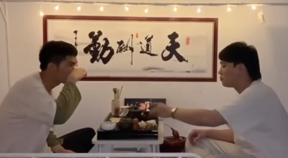 大学生把宿舍装修成茶馆