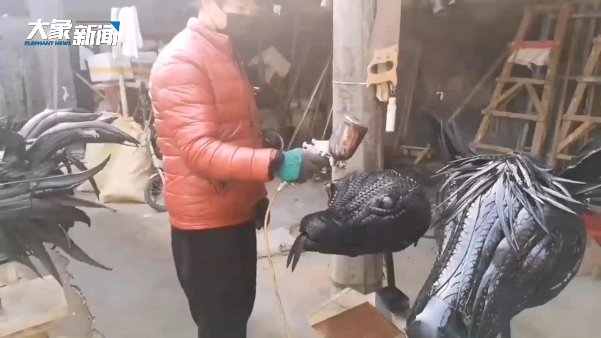 男子自学用废旧轮胎做出十二生肖头像和狮子麒麟