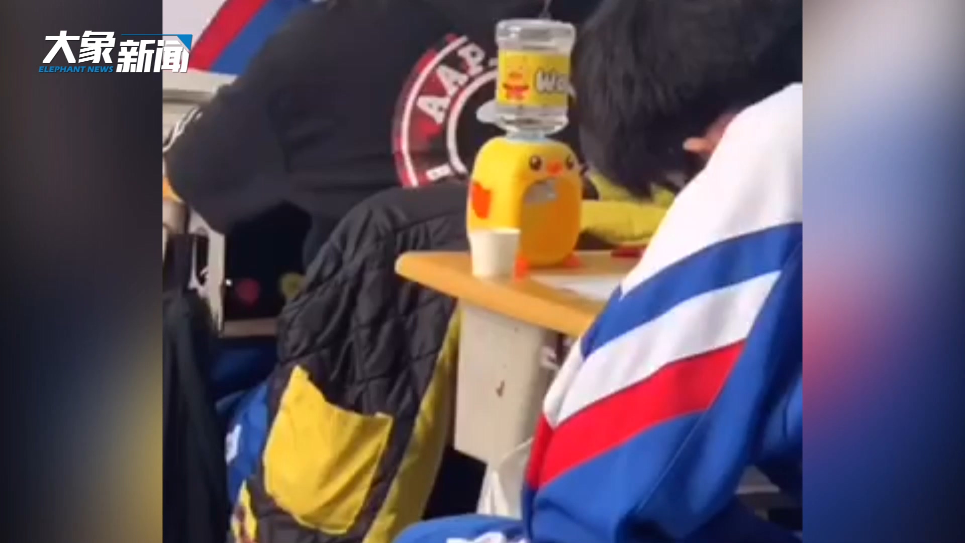 男生课桌现超萌饮水机