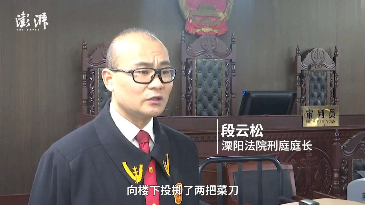 女子从三楼扔下两把菜刀获刑六个月