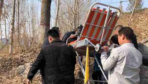 面包车掉入涵洞  林州公安紧急救援