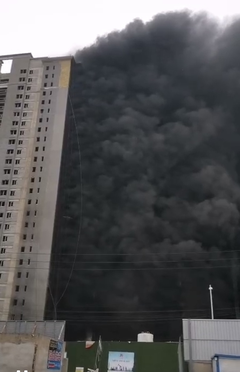 郑州刘庄安置房楼栋着火，现场黑色浓烟滚滚