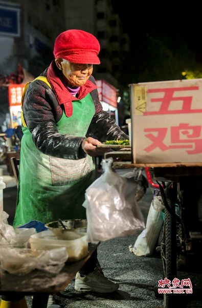 96岁老奶奶深夜卖菜馍爆红网络