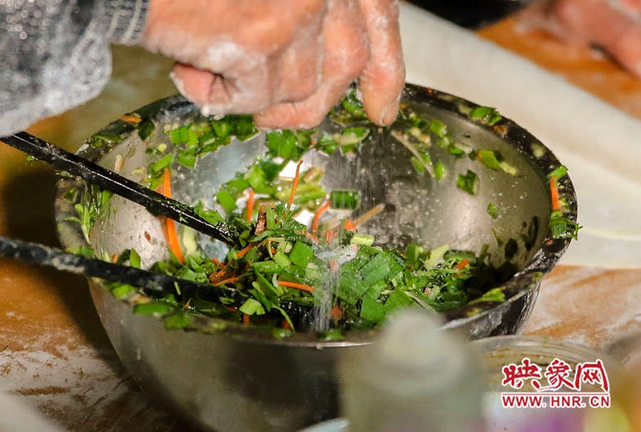 96岁老奶奶深夜卖菜馍爆红网络