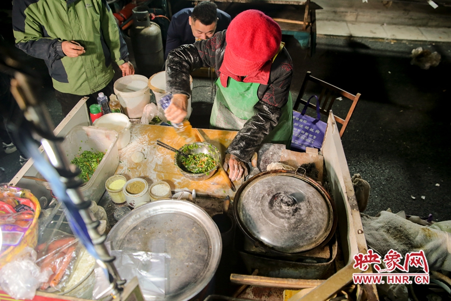 96岁老奶奶深夜卖菜馍爆红网络