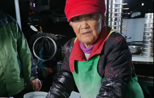 老奶奶成网红 不打扰才最好