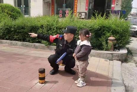 女孩与家人失散 鹤壁快反民警助其回家