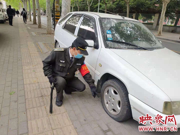 郑州一男子将车停小区门口影响到通行 车轮遭放气警告