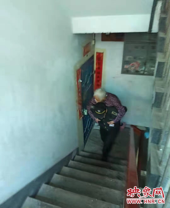郑州80多岁老人求医无法下楼 家人求助后热心人两次热情帮忙