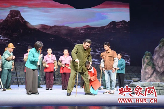 大型新创现代豫剧《大石岩》在平舆县精彩上演