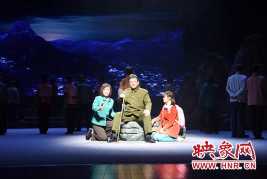 大型新创现代豫剧《大石岩》在平舆县精彩上演