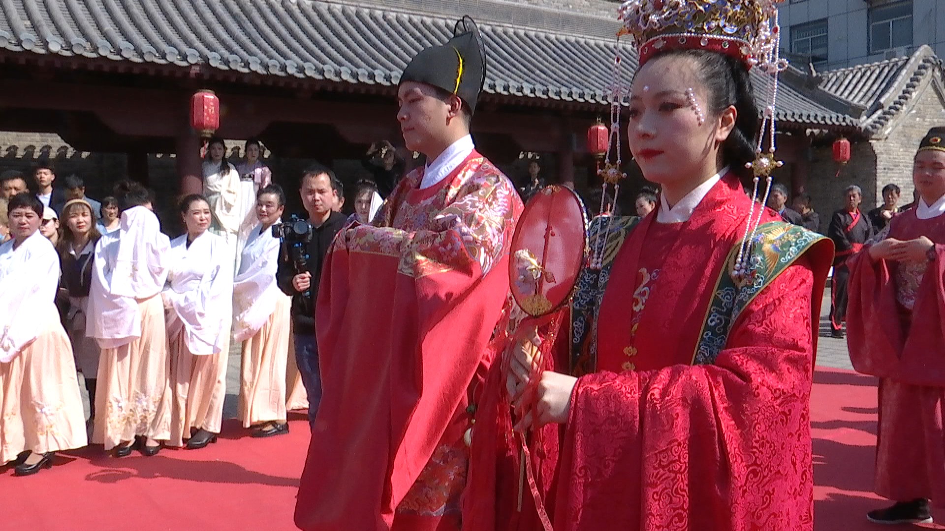 揖让及席,净手沃盥,执手盟誓等古代婚礼的传统礼仪一一呈现,现场参与