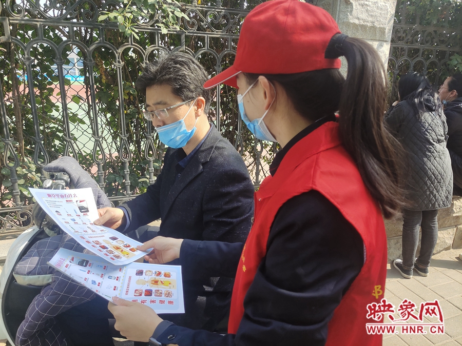 禁烟宣传在行动 郑州快速公交“微心愿”志愿者服务队走上街头宣传禁烟