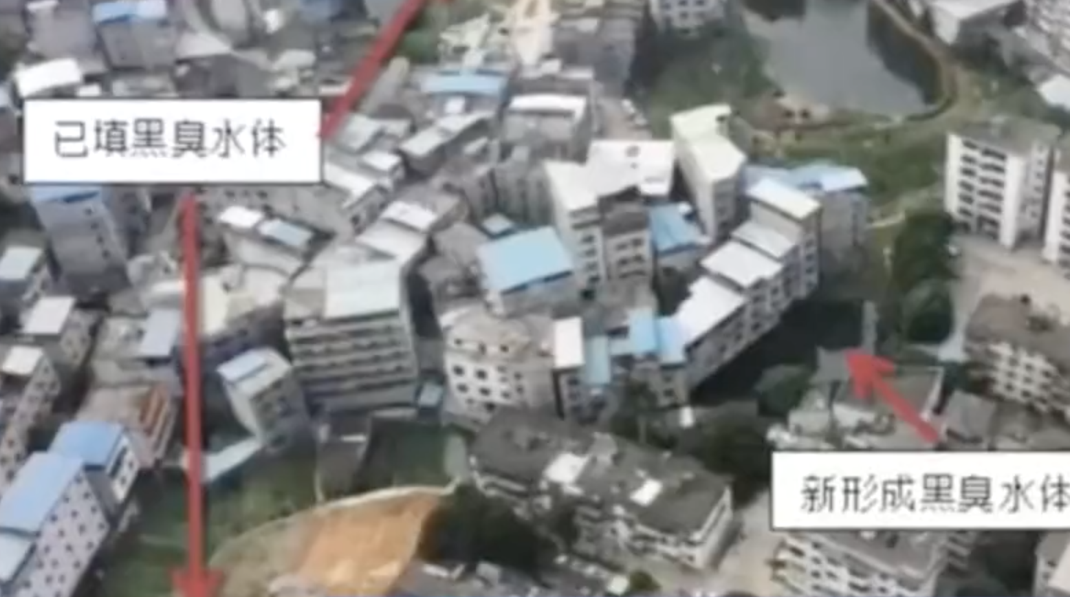 督察人员将副市长带到排污口