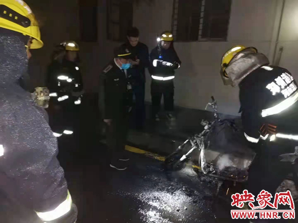 “飞线充电”引发火灾电动车被烧 郑州一车主被警方带走讯问