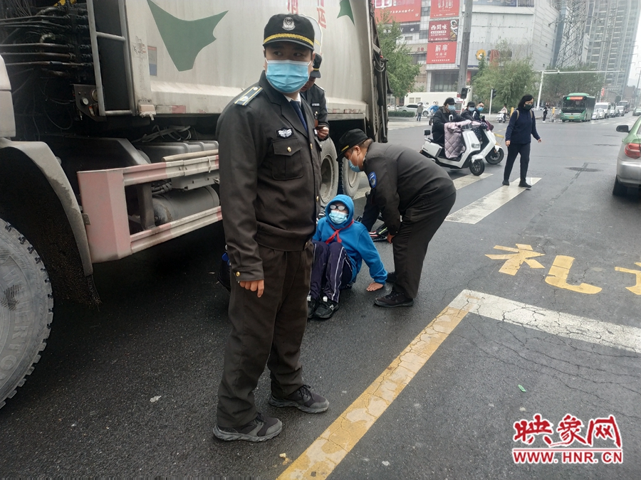 郑州一垃圾清运车转弯遇盲区 中学生骑自行车被挂倒致脚踝骨折