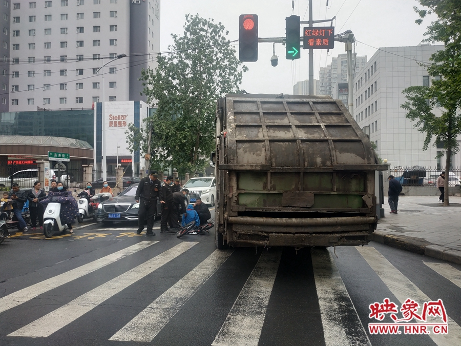 郑州一垃圾清运车转弯遇盲区 中学生骑自行车被挂倒致脚踝骨折