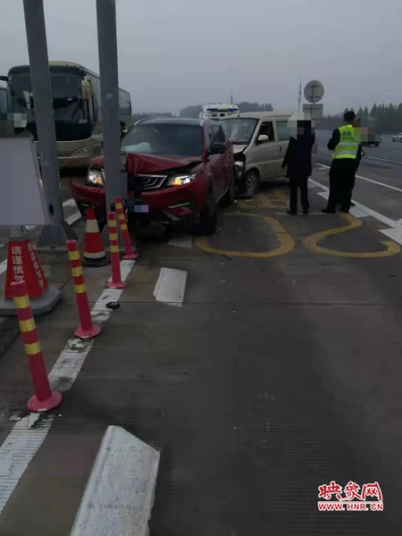 郑州：高速收费站区又现“鬼探头” 面包车违法掉头酿事故赔大了