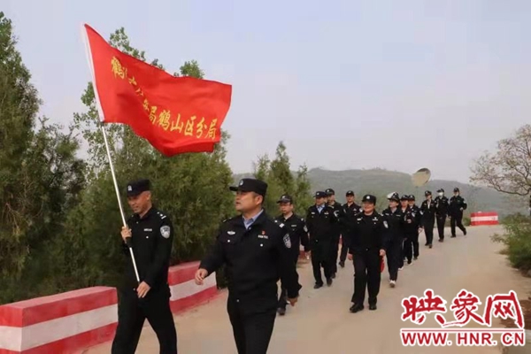 鹤壁市鹤山区公安分局：组织“登山练兵” 增强辅警身体素质