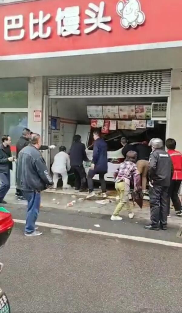 江苏太仓一特斯拉冲入菜场致3人受伤，警方：初步排除酒驾毒驾