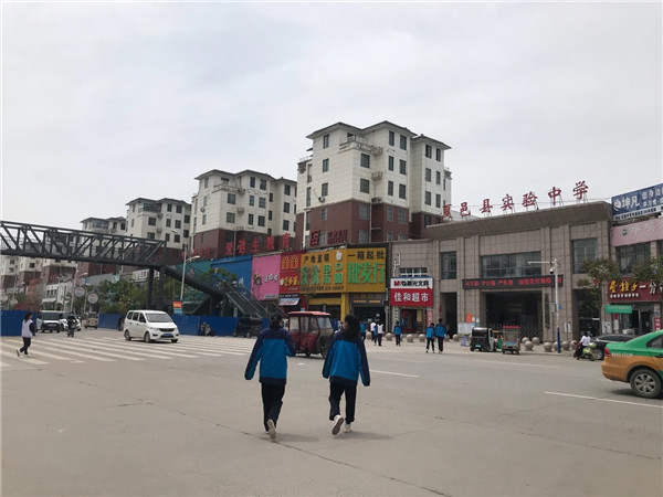 (夏邑县实验中学门口的过街天桥基本完工)河南夏邑县一学生家长捐建两