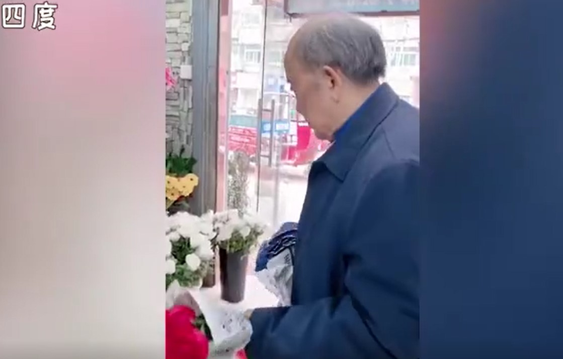 爷爷每周为亡妻买3支玫瑰 网友：看的泪流满面