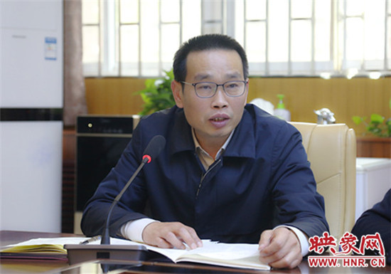 会议最后,学校党委书记刘斌带领全体干部共同学习了《人民教育》上题