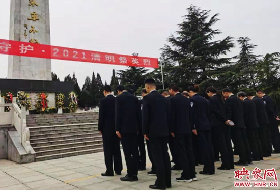 荥阳市人民法院开展清明节祭英烈活动