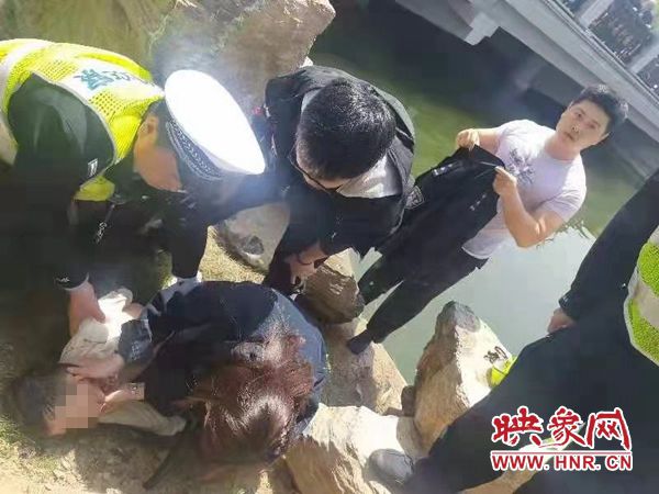 儿童不慎落水 开封交警紧急救助