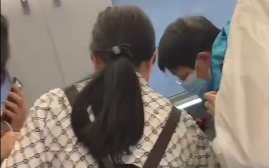 乘客突发疾病 医生高铁救人