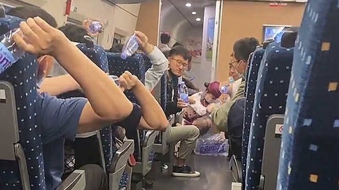 高铁晚点乘务员分发矿泉水搬不动 车厢乘客像传纸条一样往后传递