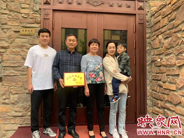 临颍县公路养护中心职工郭建中家庭荣获“最美红色家庭”