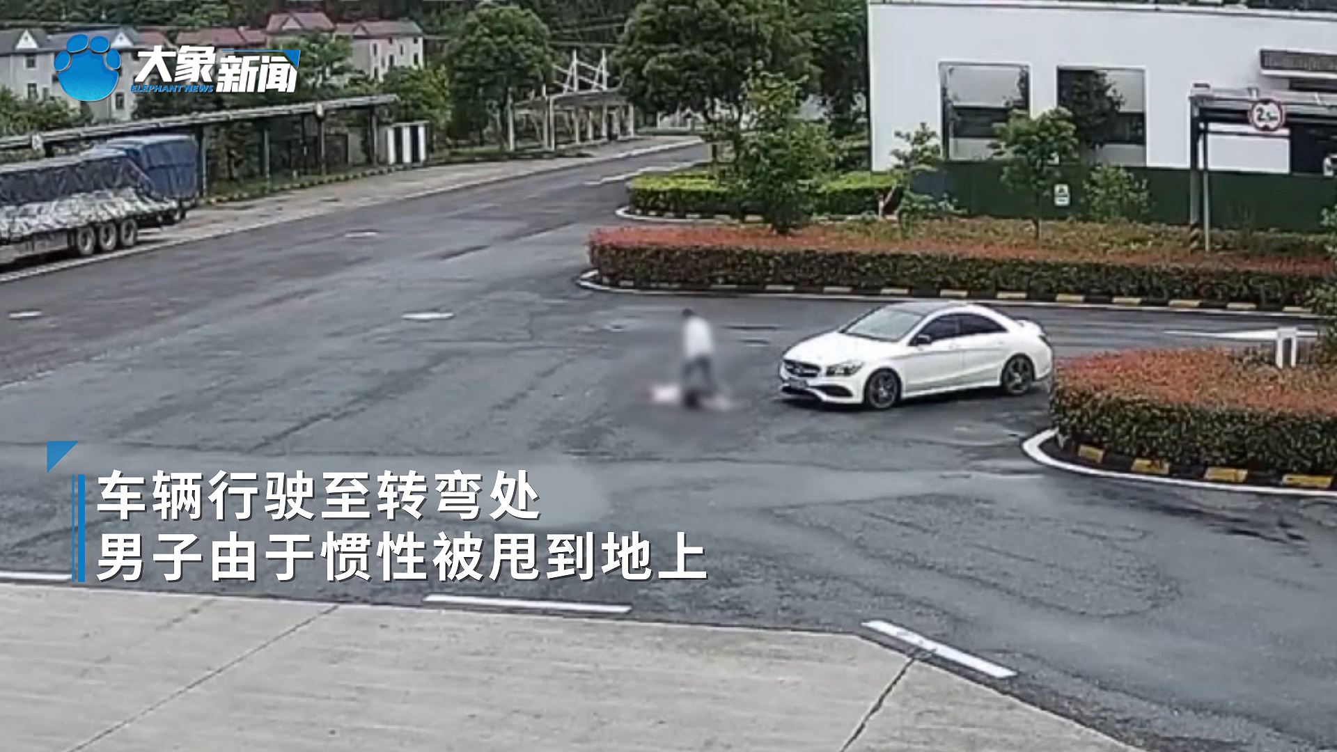 男子吵架爬引擎盖 被女友甩飞
