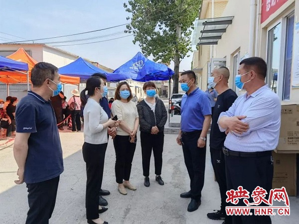 辉县市峪河镇领导带队慰问疫苗接种工作医护人员