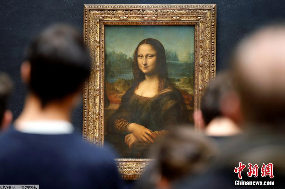图为参观者与《蒙娜丽莎》自拍合影.
