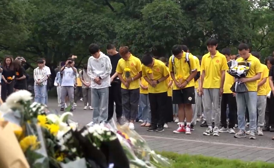 袁隆平母校师生雨中悼念老学长