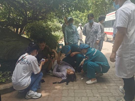 一位年轻女性突然晕倒 郑州俩医护人员及时抢救