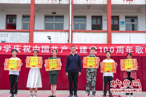 传承红色基因 争做时代新人 西平县盆尧中学举行歌咏比赛