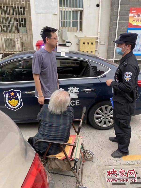 传递温暖 鹤壁市公安局民警救助高龄老人
