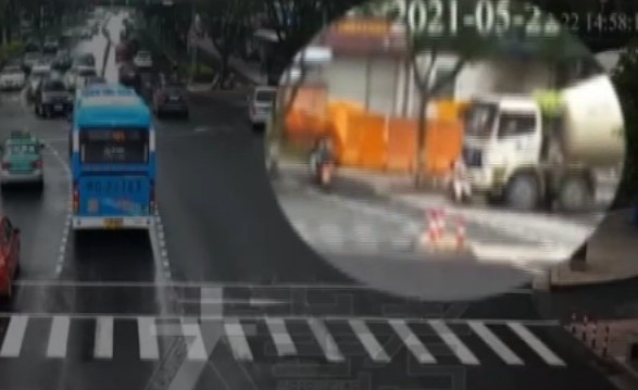 惊险！老人过马路，被水泥罐车“卷”入车底